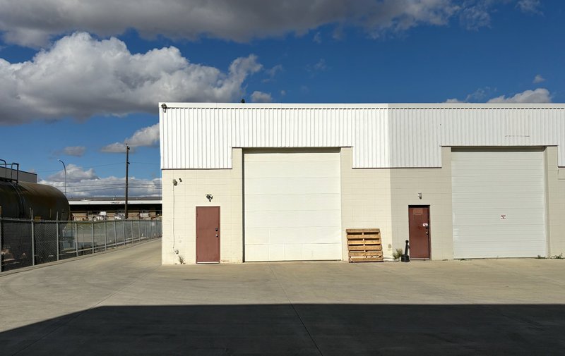 GRADE LOADING OFFICE/WAREHOUSE