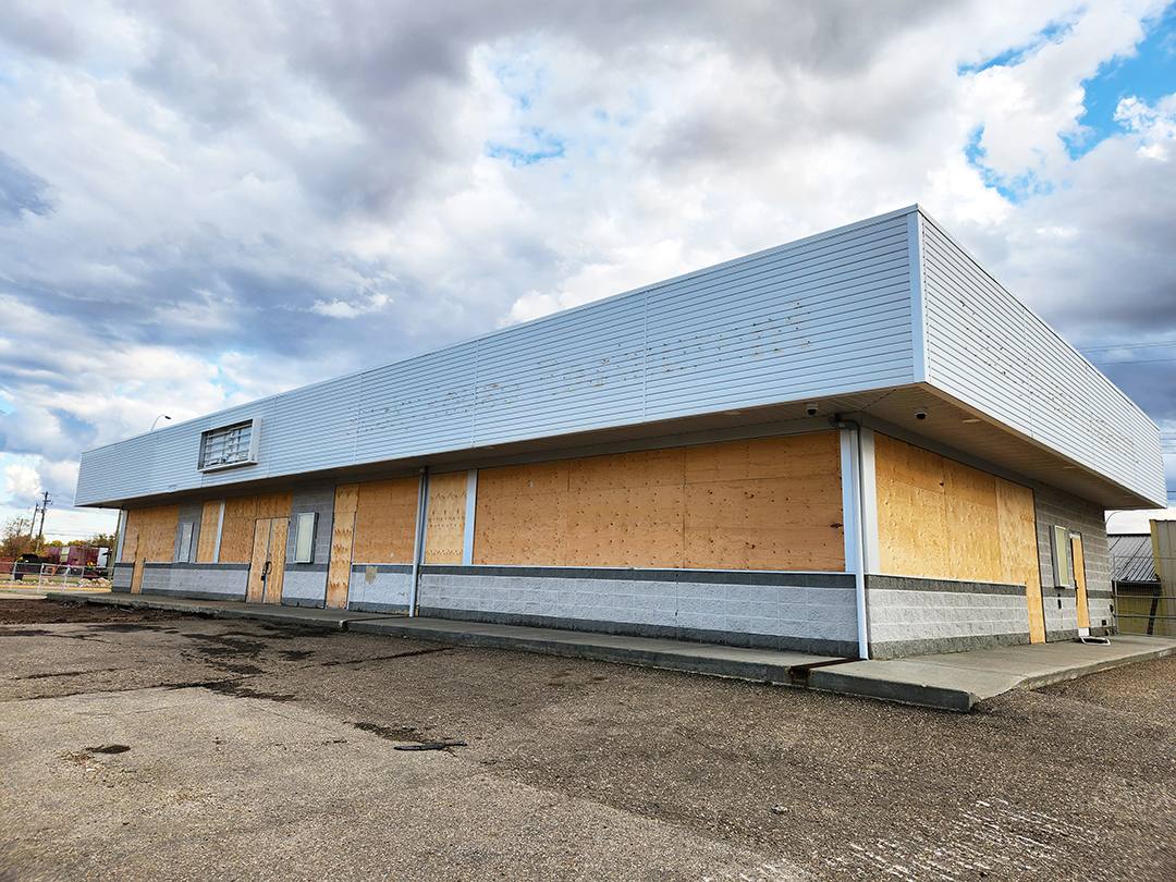 Former Husky Restaurant w/ Drive‑Thru - Wainwright